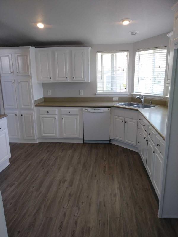 Senior Retirement Living 2006 Skyline Oak Manor Manufactured Home For