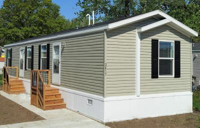 Cardinal Ridge Mobile Home Park in Bloomington, IL | MHVillage