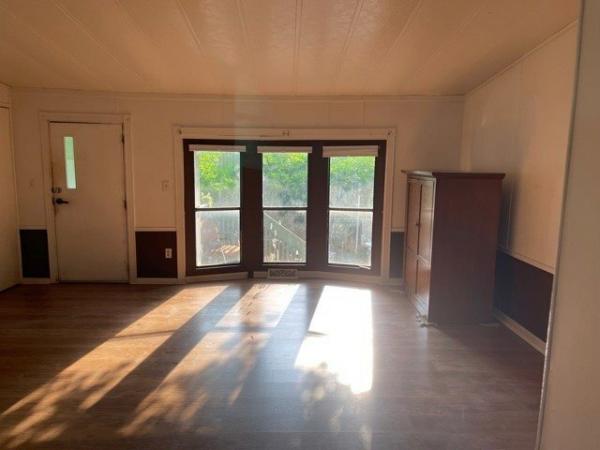 1985 HOLLY PARK Mobile Home For Rent