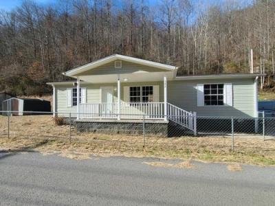 Mobile Home at 542 Mullen Frk Stone, KY 41567