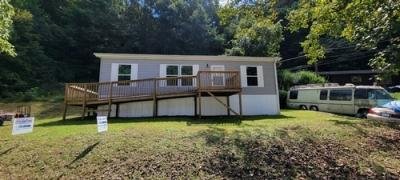 Mobile Home at 896 Daniels Crk Banner, KY 41603