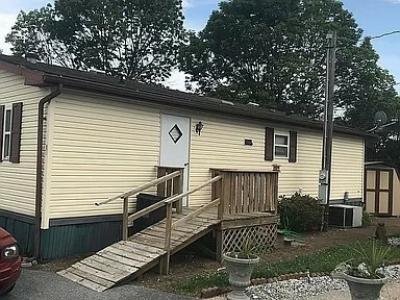 Mobile Home at 18 Crystal Dr Manheim, PA 17545