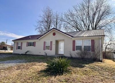 Mobile Home at 119 N 1st St NW Clay City, IL 62824