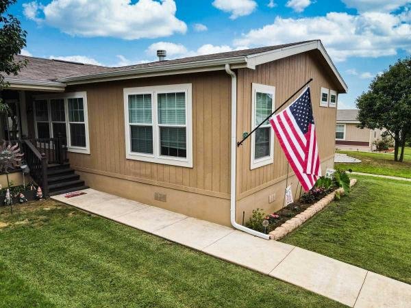 2017 CHAMPION HOME BUILDERS, INC. 06TC2864B Manufactured Home