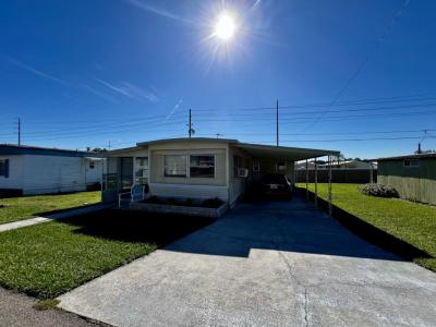 Photo 2 of 18 of home located at 39646 Calamanda Ave Zephyrhills, FL 33542