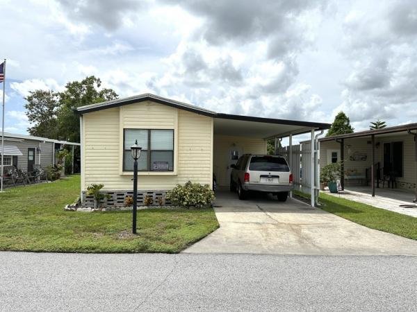 Photo 1 of 2 of home located at 35 Lakeview Dr Mulberry, FL 33860