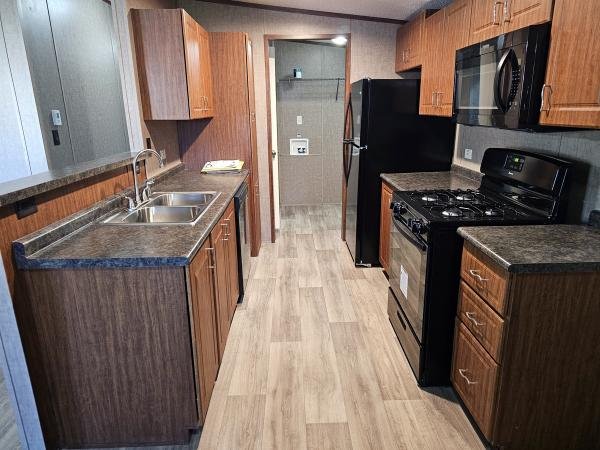 2023 Legacy S-2464-32FLP Manufactured Home