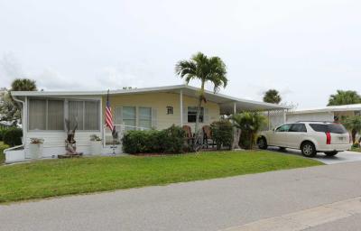 Photo 3 of 27 of home located at 5417 Stonehaven Ln Sarasota, FL 34233