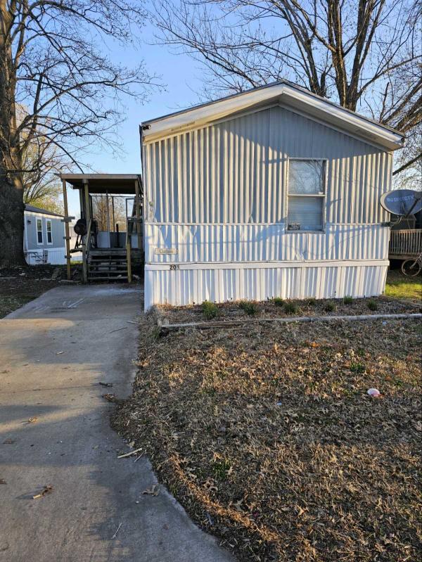 16 English Village Park 201 Nixa, MO MHVillage