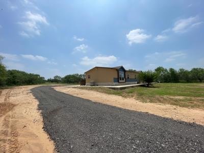Mobile Home at 907 County Road 773 Devine, TX 78016