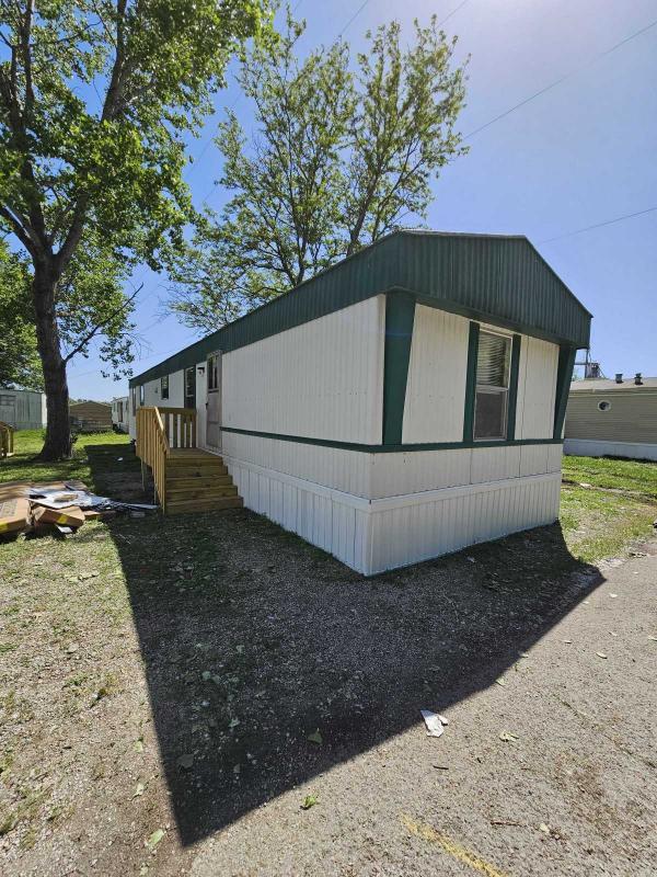 1992 Mobile Home For Sale 930 Graphic Arts Rd, Lot 58 Emporia, KS