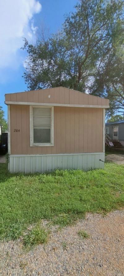 Mobile Home at 204 W Peach Tree Ln Wellington, KS 67152