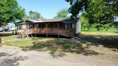 Mobile Home at 615 1st St Vanderbilt, TX 77991