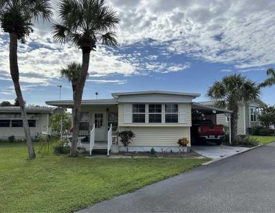 Photo 2 of 21 of home located at 15 A Douglas Dr Tavares, FL 32778