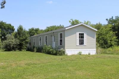 Mobile Home at 1983 County Road 375 N Fairfield, IL 62837