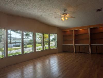 Photo 5 of 16 of home located at 1016 West Lakeview Drive Sebastian, FL 32958