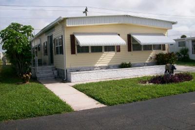 Photo 3 of 17 of home located at 305 Jacaranda Circle Venice, FL 34285