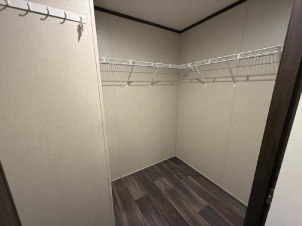 2022 BREEZE FARMHOUSE 38CLB28724BH2 Manufactured Home