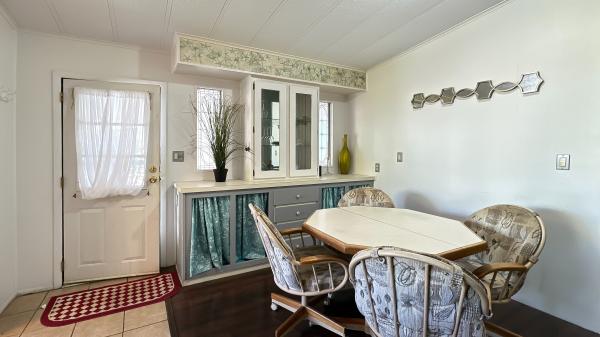 1988 HOME 748-FK-6 Mobile Home