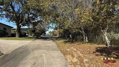 Photo 4 of 21 of home located at 2086 E Lakeview Dr Sebastian, FL 32958