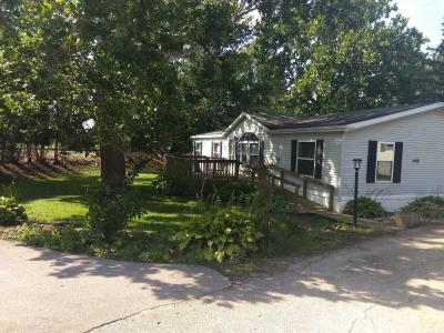 Mobile Home at 4420 Bowling St SW F13 Cedar Rapids, IA 52404