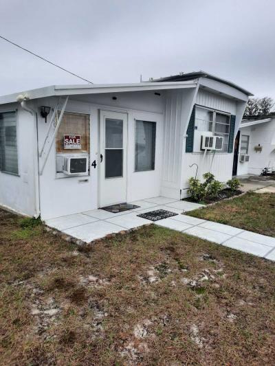 Photo 3 of 15 of home located at 4 Palm Place Tavares, FL 32778