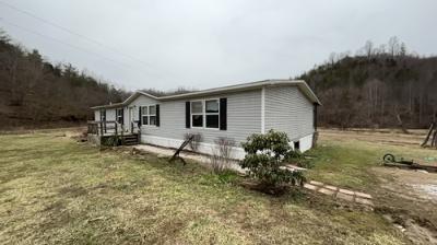 Photo 4 of 18 of home located at 2419 Cow Crk Salyersville, KY 41465