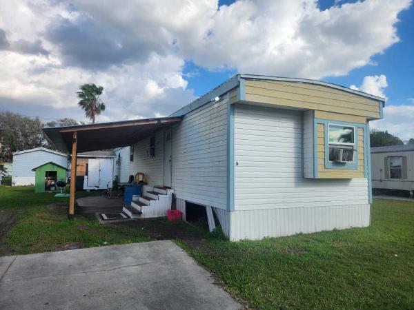Photo 1 of 2 of home located at 5 Tower Manor Dr Auburndale, FL 33823