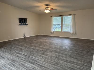 Photo 4 of 19 of home located at 570 Tulip Circle E Auburndale, FL 33823