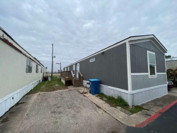 Photo 1 of 2 of home located at Arrowhead Mobile Home Park 10810 Telephone Rd Trlr 739 Houston, TX 77075