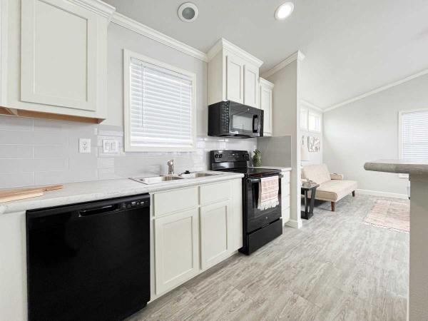 Oak Creek J68EP8 Manufactured Home