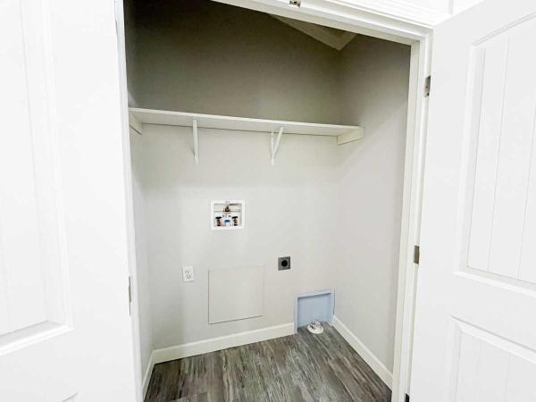 Oak Creek J68EP8 Manufactured Home