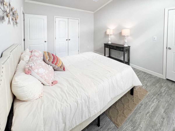 Oak Creek J68EP8 Manufactured Home