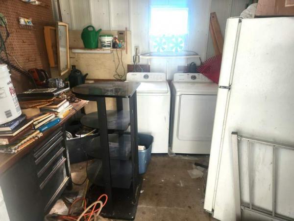 1981 Hillcrest Manufactured Home