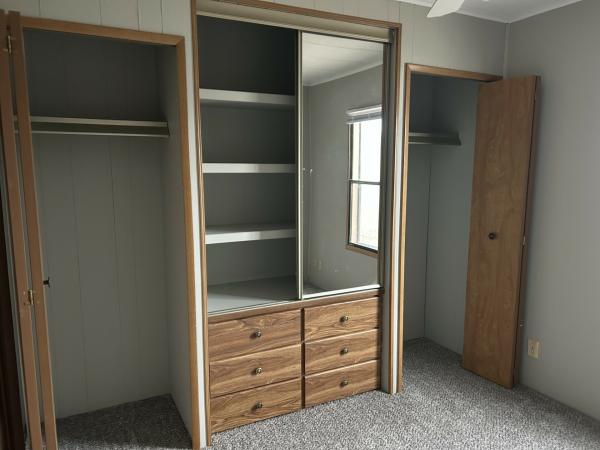 1984 Parkwood Homes mobile Home