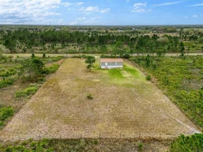 Photo 3 of 19 of home located at 18081 NW 300th St Okeechobee, FL 34972