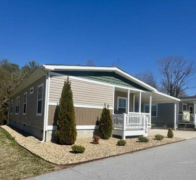 Photo 2 of 28 of home located at 17 Hannah Grace Way Hendersonville, NC 28792