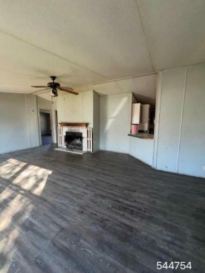 Mobile Home at 523 S Mansfield St Pleasanton, TX 78064