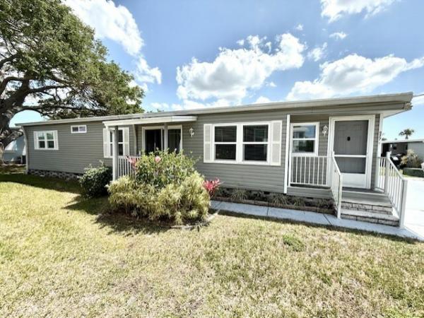 Photo 1 of 2 of home located at 1071 Donegan Road Lot 927 Largo, FL 33771