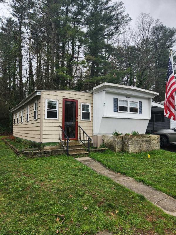 Photo 1 of 2 of home located at 96 Yellow Buckeye Lane Hendersonville, NC 28739