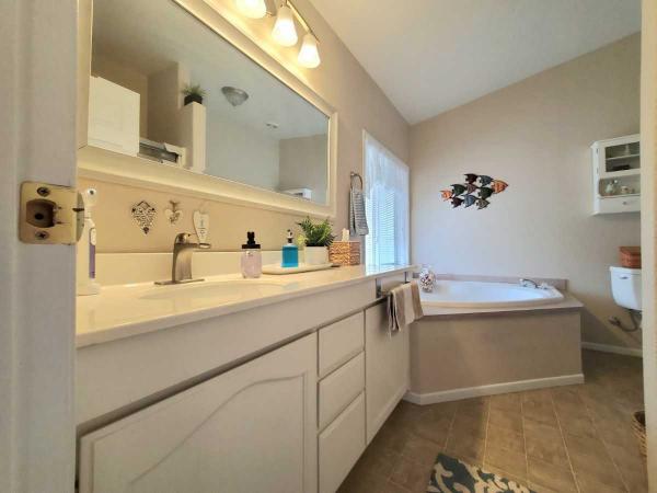 2004 Hallark-Southwest Corp Charlestin IV Mobile Home