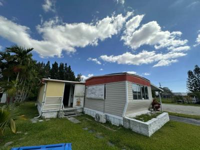 Photo 5 of 20 of home located at 5221 S.w. 34th Street Davie, FL 33314