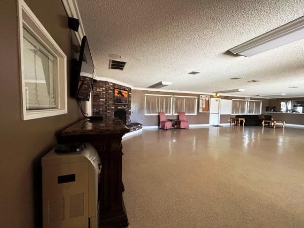 2001 Goldenwest  4 Large Bedrooms Manufactured Home