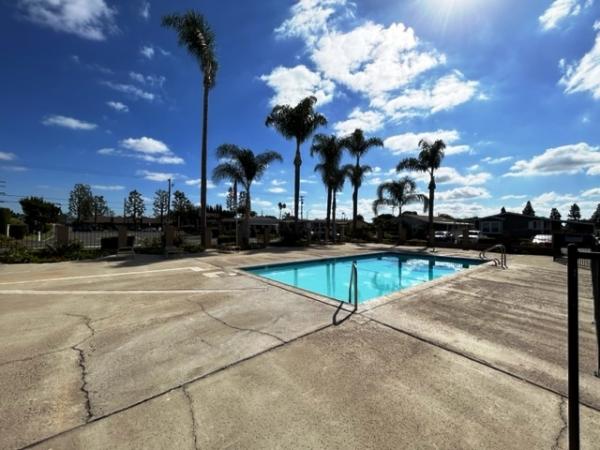 2001 Goldenwest  4 Large Bedrooms Manufactured Home