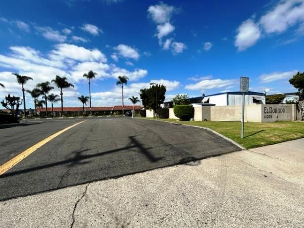 2001 Goldenwest  4 Large Bedrooms Manufactured Home