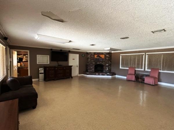 2001 Goldenwest  4 Large Bedrooms Manufactured Home