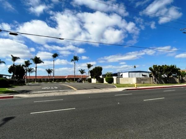 2001 Goldenwest  4 Large Bedrooms Manufactured Home