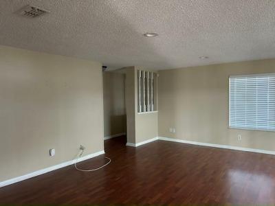 Photo 5 of 14 of home located at 6991 Fort King Rd. Zephyrhills, FL 33541