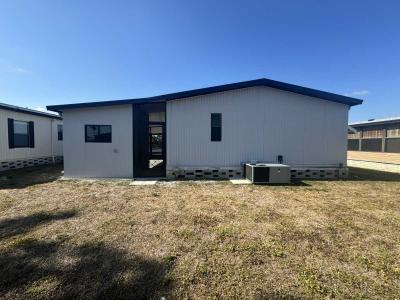 Photo 5 of 22 of home located at 148 Lakeside Cir Fort Myers, FL 33903