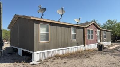 Mobile Home at 272 W Evelyn St La Pryor, TX 78872